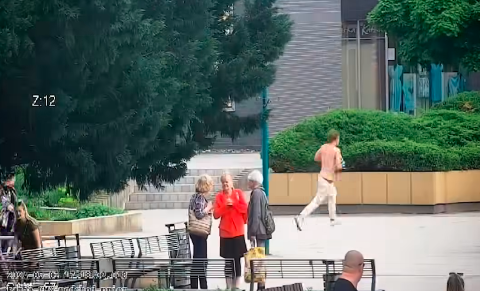 Az emberek megrémültek attól, amit egy fickó művelt a téren – azonnal hívták a rendőröket (VIDEÓ)