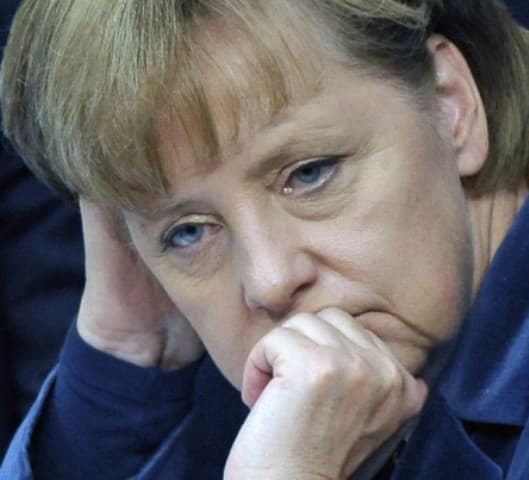Ismét paradicsommal dobáltak Merkel egy választási gyűlésén