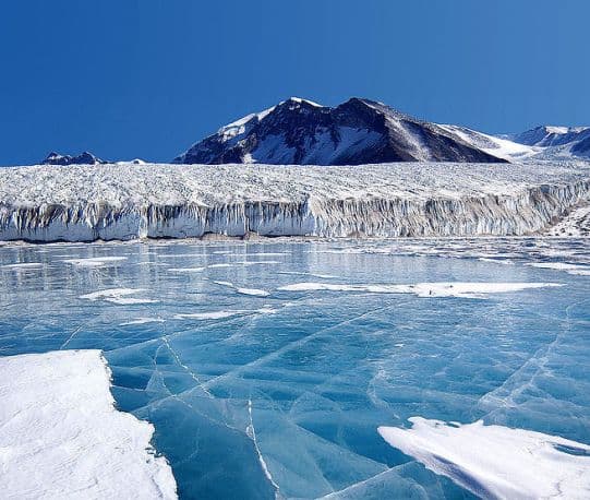 "Lehorgonyzott" az Antarktiszról tavaly leszakadt gigantikus jéghegy