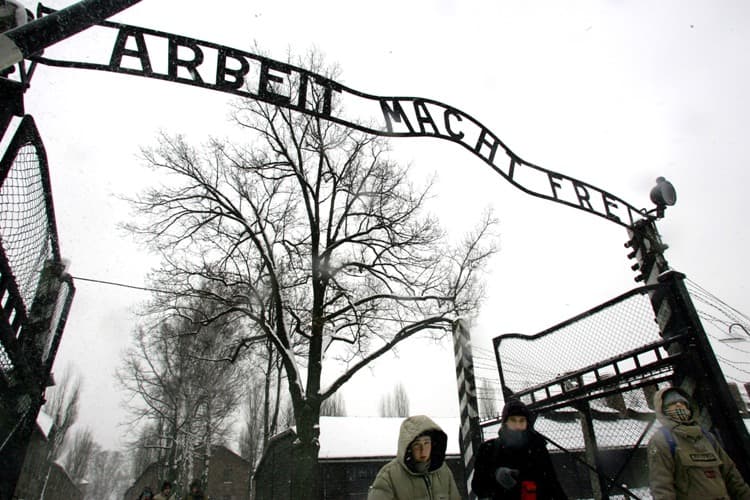 Meztelen emberek láncolták magukat az auschwitzi kapuhoz