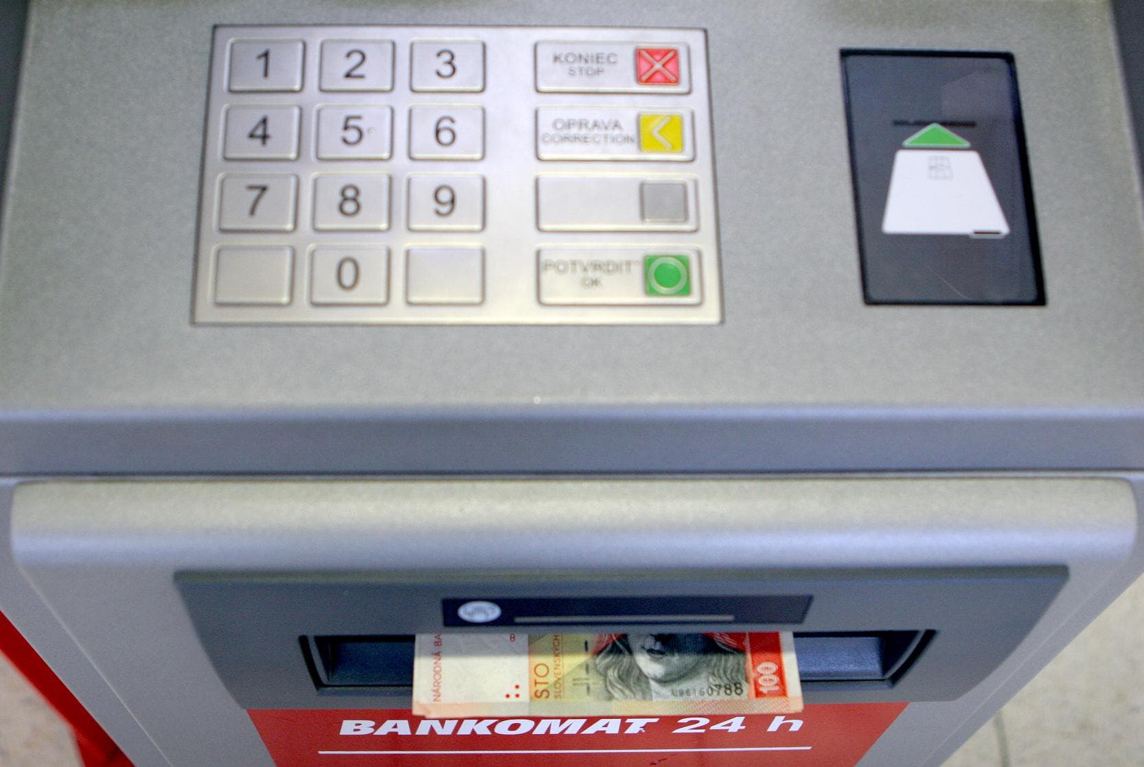 Felrobbantották a bankautomatát, így vittek el 20 ezer eurót Pozsonyban