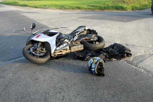 HALÁLOS BALESET: Pár méterrel a háza előtt vesztette életét a motoros