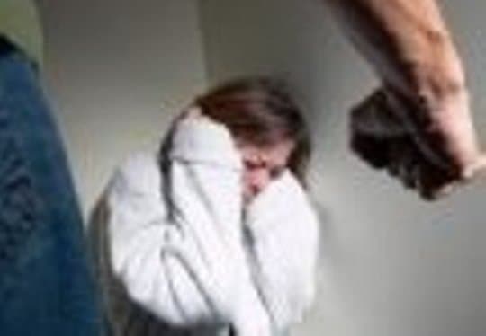 Brutális szexuális kizsákmányolás: 12 személy, köztük a családja kényszerítette szexre a fiatal galántai nőt!
