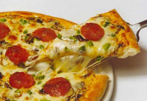Balesetet szenvedett a pizzafutár, a rendőrök szállították ki a megrendelést