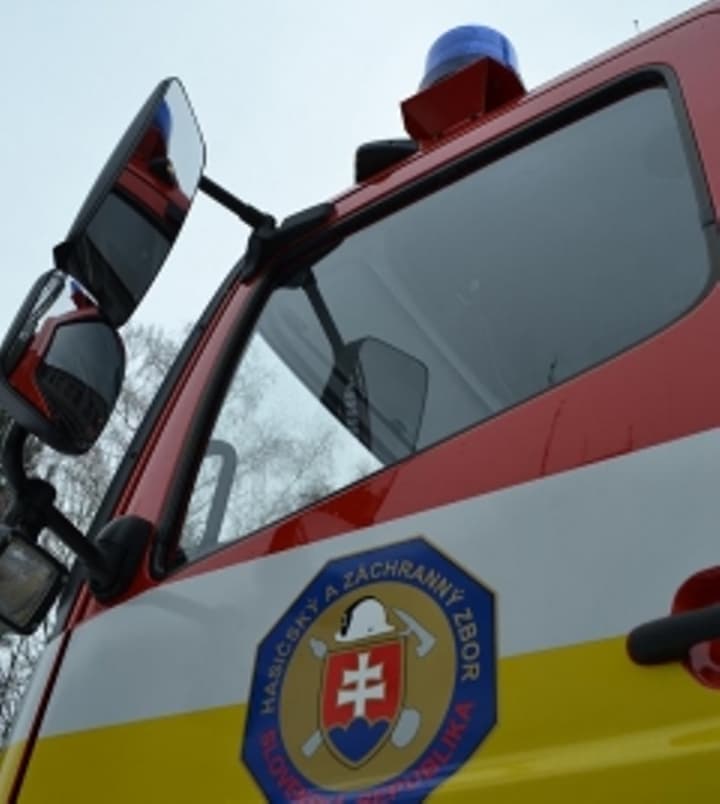 Tűzoltók húztak ki egy mentőt a pácból Dunaszerdahelyen