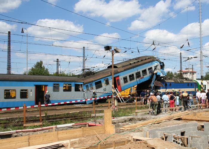 Kisiklott egy vonat - sok a halott, több mint százan megsérültek
