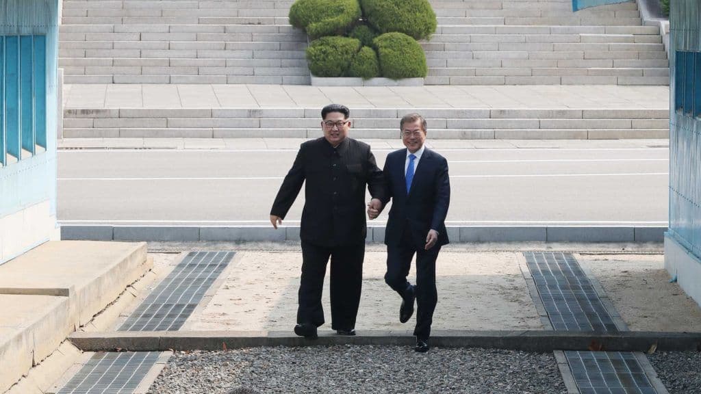 Kim Dzsong Un belépett Dél-Korea területére, és megkezdte a tárgyalásokat