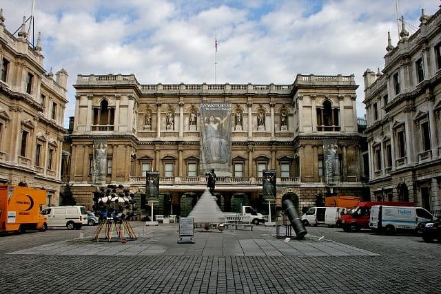 A világ bemutatására vállalkozik a londoni Royal Academy híres Nyári Tárlata