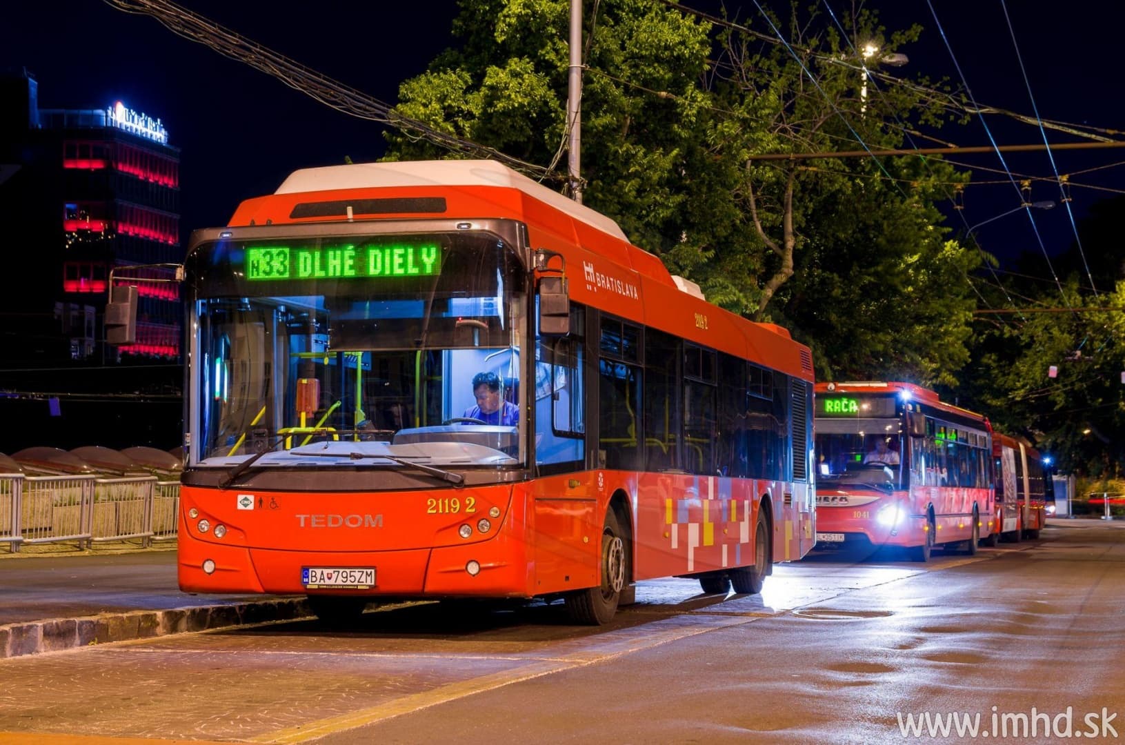 Két városi busz ütközött az egyetem előtt