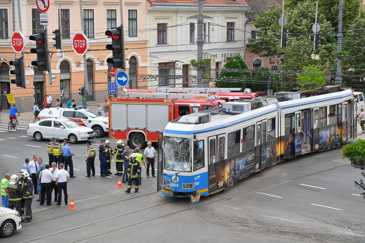 Villamos és autóbusz ütközött Magyarországon, tizenketten megsérültek