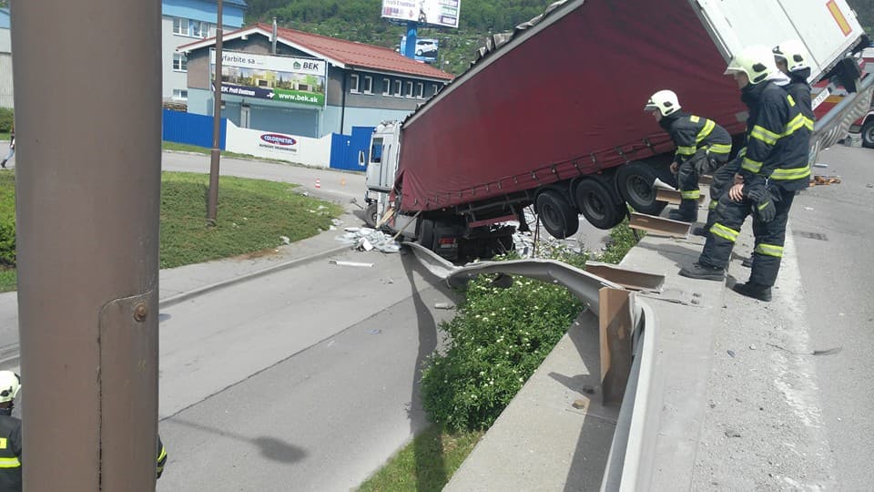 Lezuhant egy kamion a felüljáróról Zsolnán!
