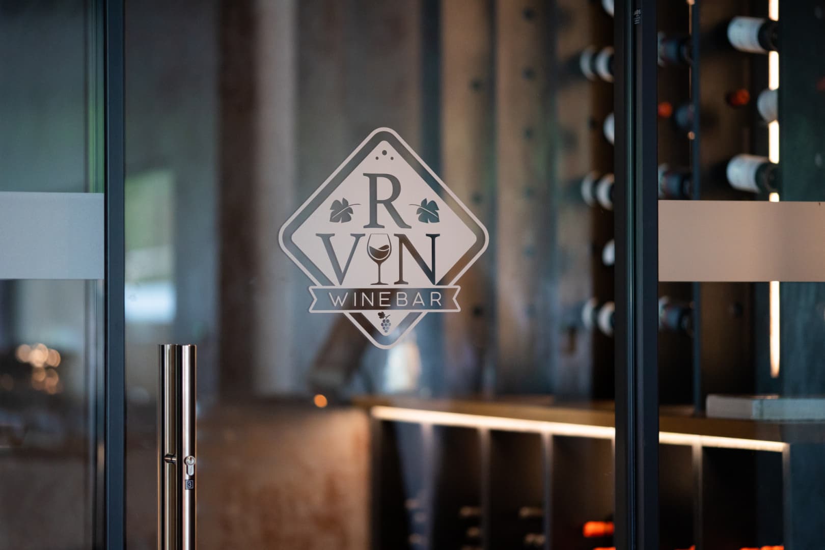 Legyen szó nagyszabású családi vagy céges rendezvényről, az R-VIN WINEBAR mostantól még színvonalasabb helyszínt biztosít!