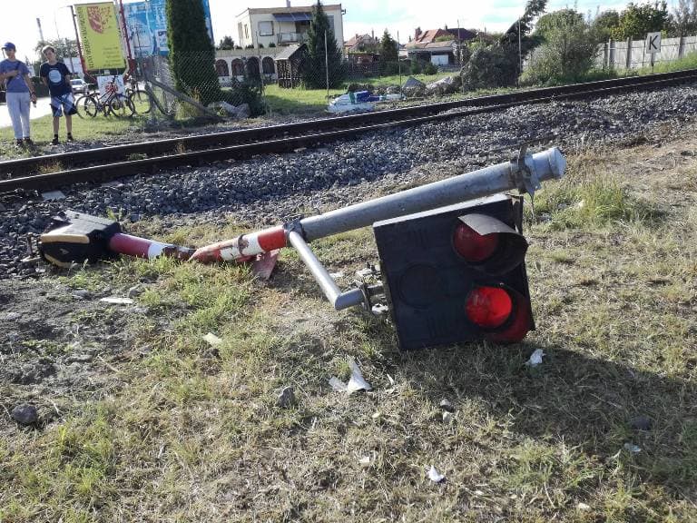 Stoptáblát helyeztek el a nagymegyeri vasúti átjárónál – megrázó fotók és videók a baleset helyszínéről
