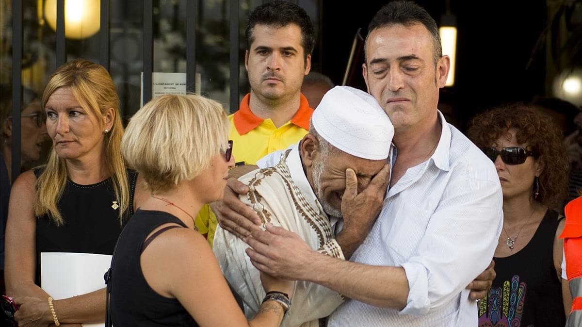 Keservesen síró imámot vigasztal a barcelonai merénylet áldozatának apja – FOTÓ