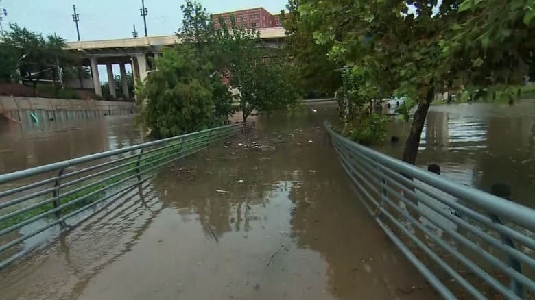 ÖZÖNVÍZ: Elöntötte a víz Houston utcáit! (videó)