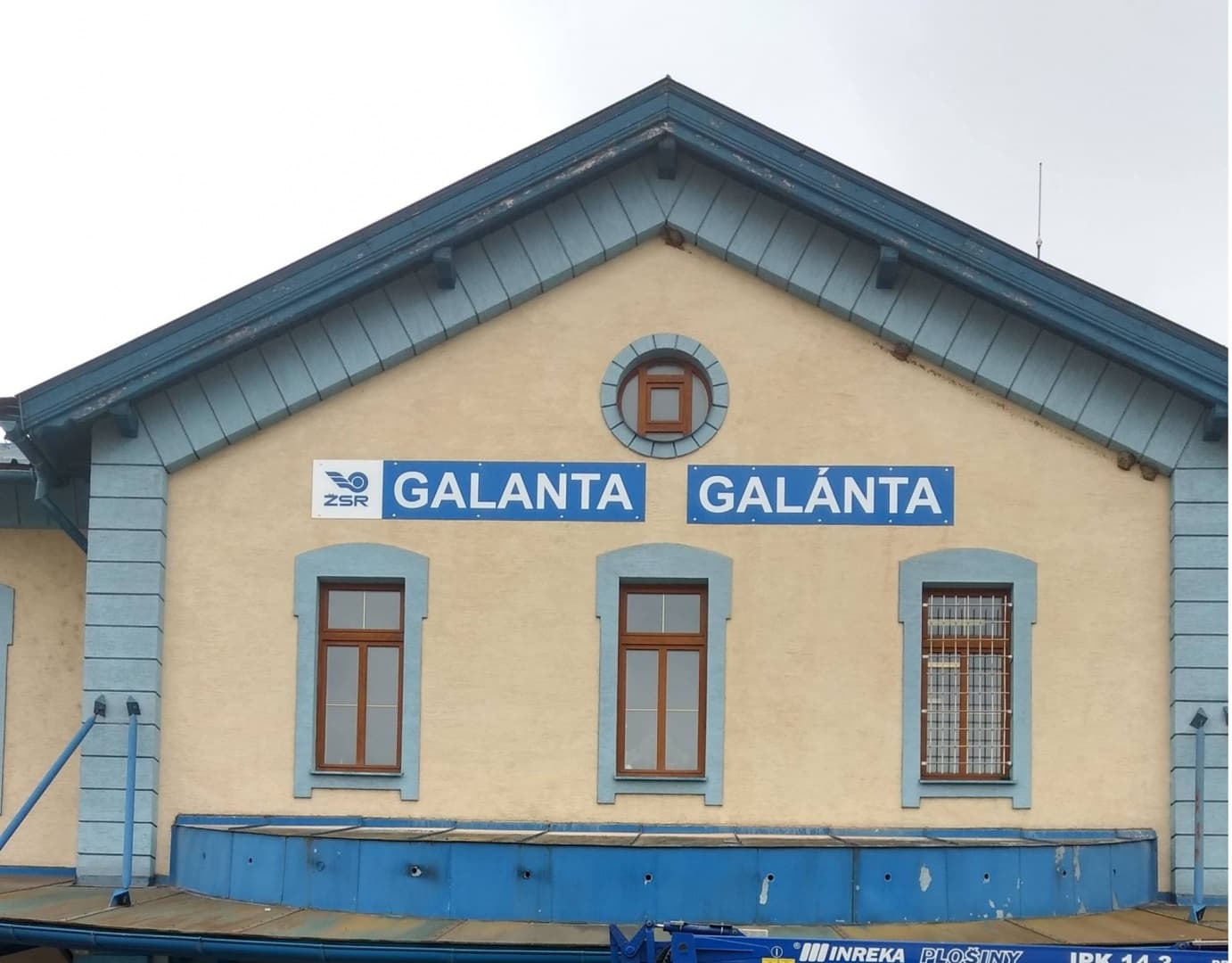 A galántai vasútállomásra is kihelyezték a kétnyelvű helységnévtáblát