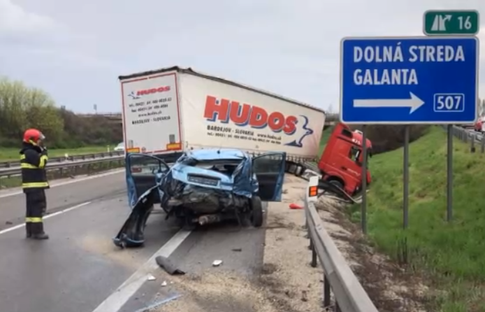 SÚLYOS BALESET: Kamionnal ütközött egy személygépkocsi