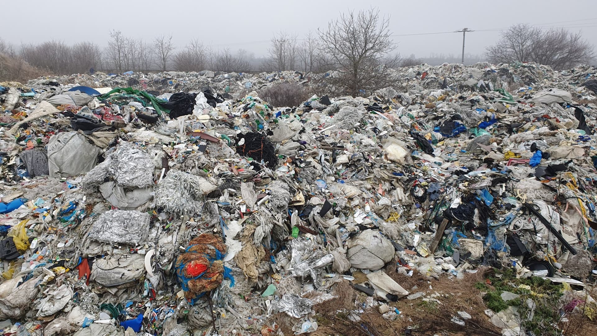 Hatalmas területen díszeleg a műanyag hulladék Vízkeletnél, a rendőrség kézbe vette a dolgokat (FOTÓK)
