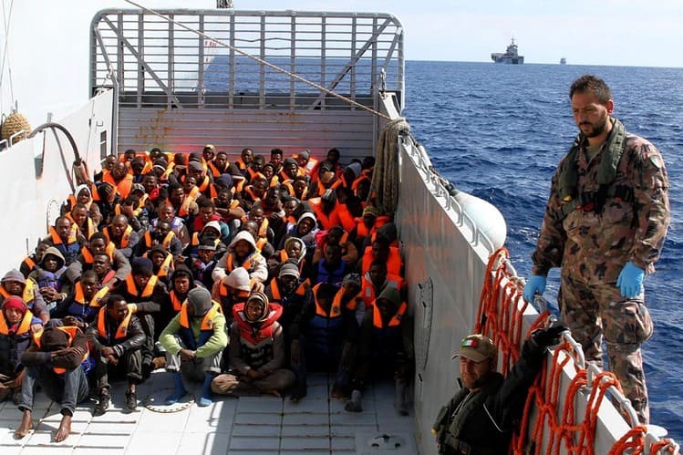 Csaknem 1800 menekültet mentettek ki a Földközi-tengerből