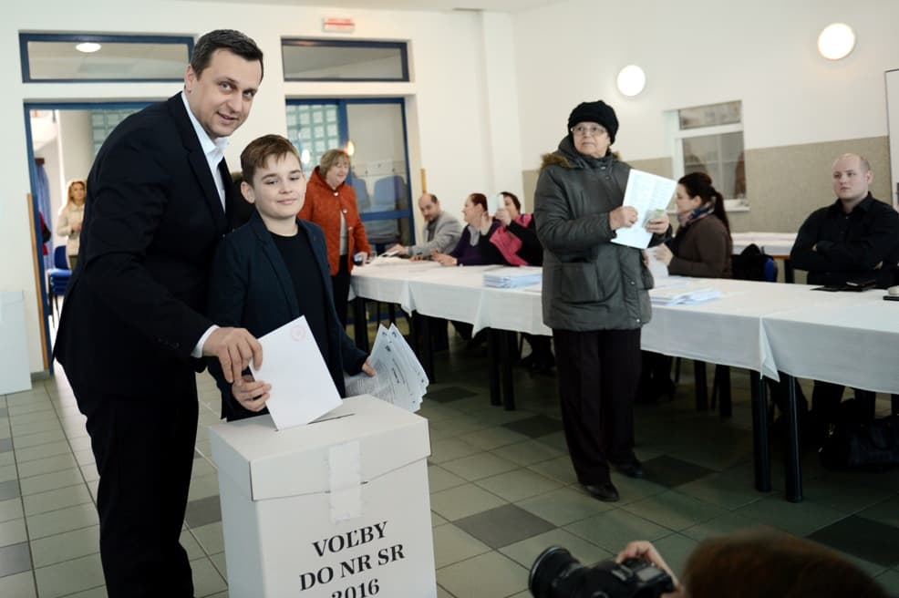 Csallóközi faluban szavazott az SNS elnöke