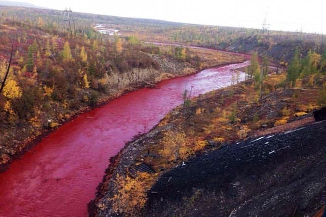 Vörösiszap festhette vörösre a folyót