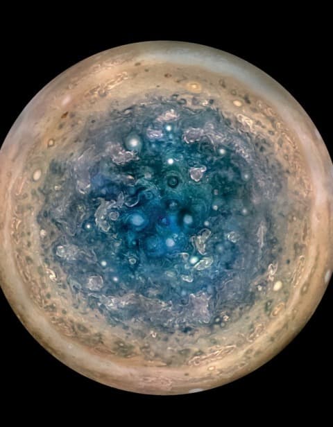 Hatalmas forgószelek tombolnak a Jupiter sarkvidéki területein
