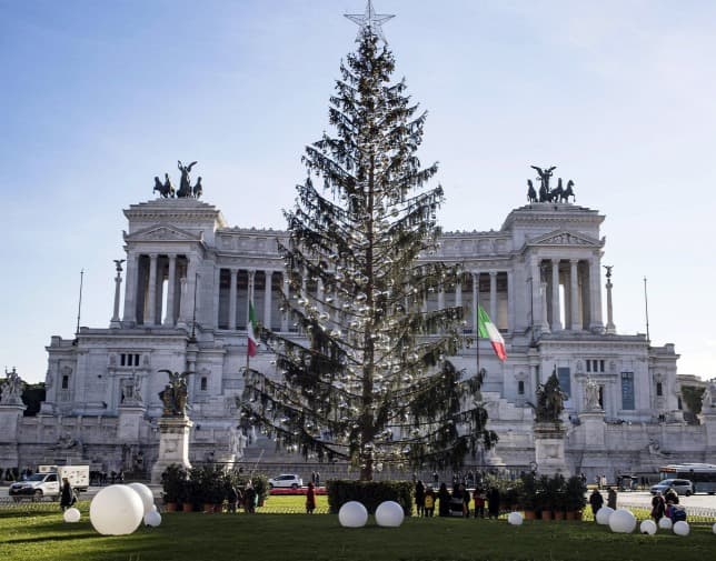 Második életet élhet Róma botrányos karácsonyfája