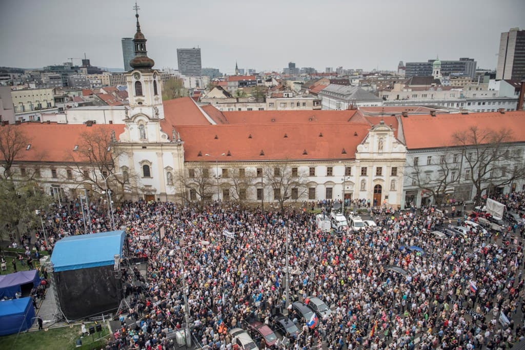 TÜNTETÉS: Tízezrek követelték az utcákon Gašpar lemondását