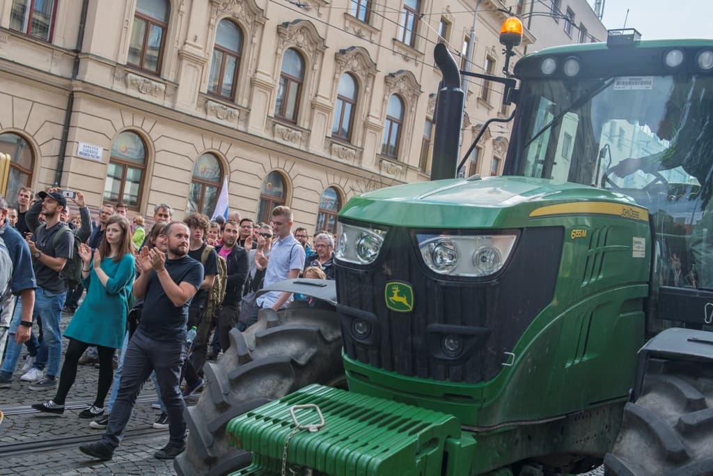 Traktorok és emberek lepték el az SNP teret, több ezren tüntettek Pozsonyban – KÉPGALÉRIA