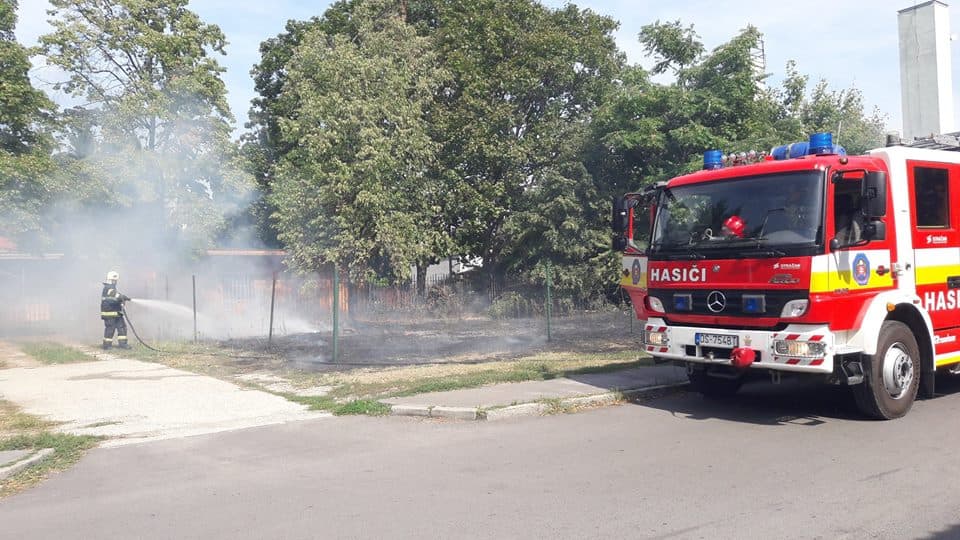 Tűzeset Dunaszerdahelyen - száraz fű lángolt a Rózsaligetben
