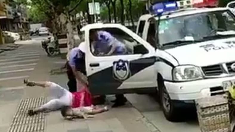 DURVA: Kegyetlenül földhöz vágott egy nőt és gyermekét a rendőr (videó)
