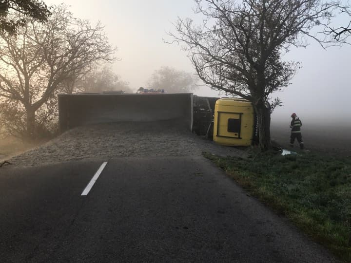 Homokot szállító kamion borult fel Diószeg közelében