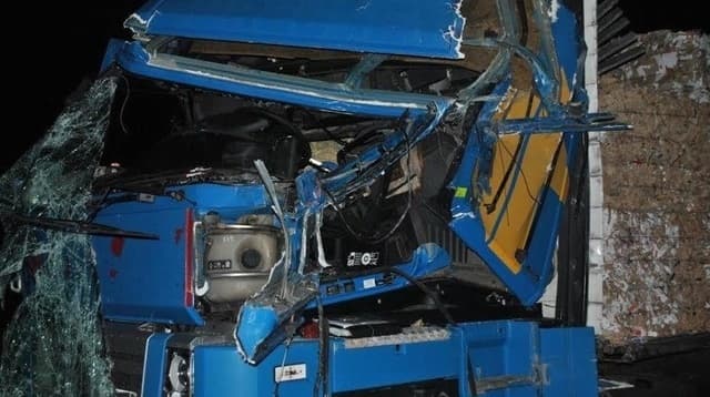 TRAGÉDIA: Összeütközött két kamion – meghalt a vétkes sofőr