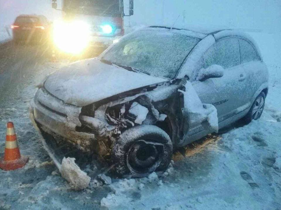 Autók az árokban, leszakadt faágak - a havazás áldozatai Nagyszombat megyében (FOTÓK)