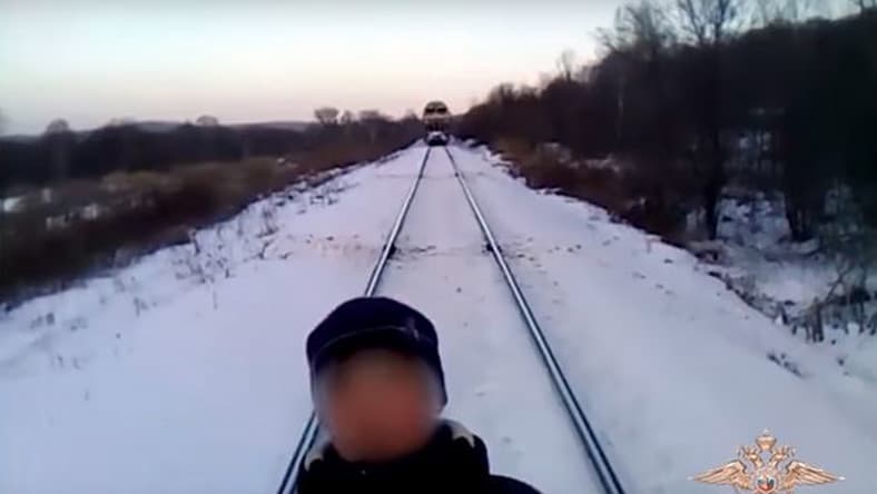 Száguldó vonattal akartak szelfizni a tinédzserek (videó)