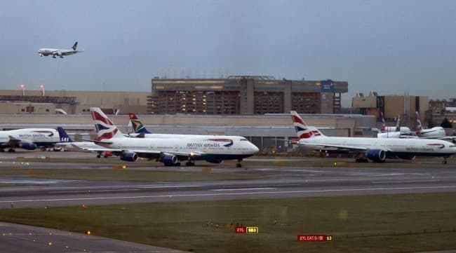 Súlyos balesetet szenvedett két jármű a Heathrow repülőtéren