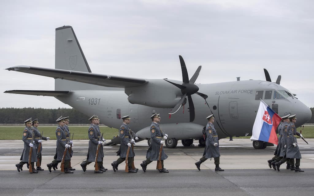 Konyhán adták át a szlovák haderő új teherszállító repülőgépét
