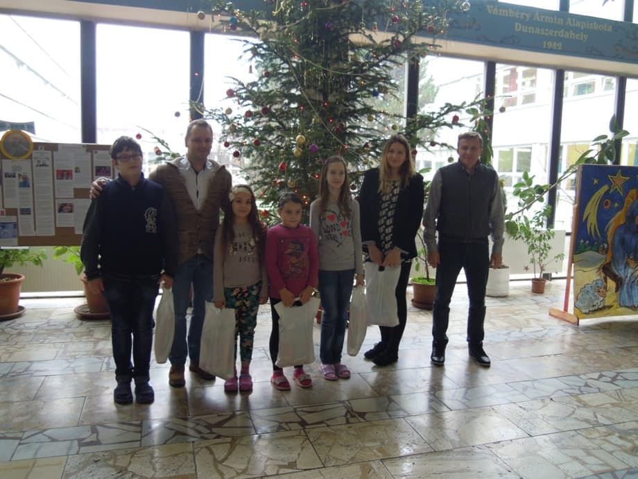 A szerencselufiknak köszönhetően ajándékot kaptak a dunaszerdahelyi rászoruló diákok