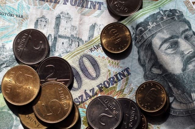 Újabb mélyponton a forint - 1 euró már több mint 330 forint