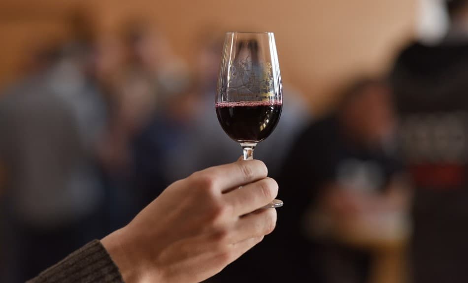 A szakértő figyelmeztet: Az ünnepek az alkoholfogyasztás szempontjából kockázatot jelentenek, különösen a betegek számára