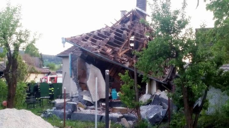 A gázrobbanást követően teljesen összeomlott a családi ház
