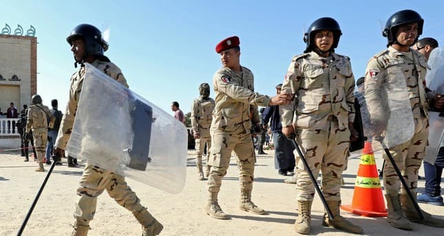Tizenhat fegyveressel végzett az egyiptomi hadsereg
