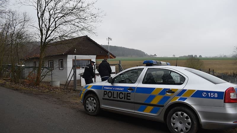 A románok kiadták Csehországnak a kettős gyilkossággal gyanúsított szlovák párost