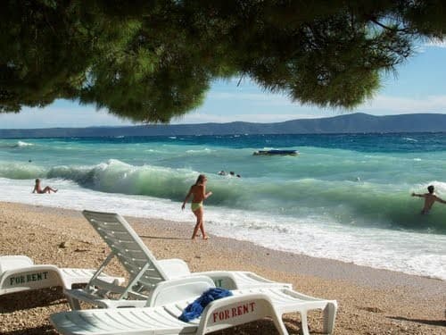 Eltűntek a napágyak és a napernyők a horvát tengerpartról
