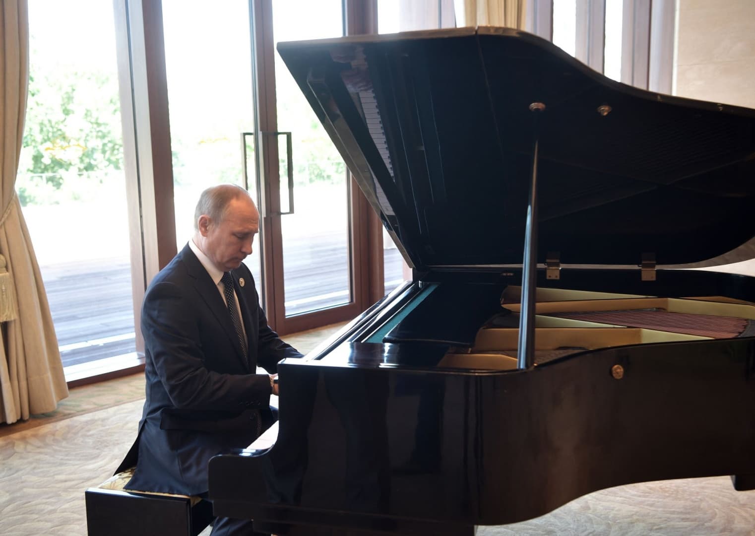 Putyin a világ leghamisabb zongoráján klimpírozott