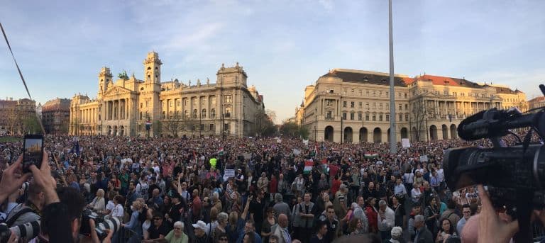 Kormányellenes tüntetés Budapesten – hatalmas tömeg vonult az utcára a magyar fővárosban