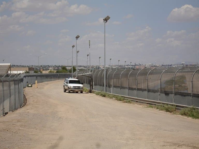 Az amerikai kormány négy céget választott ki a mexikói határfal prototípusanak elkészítésére