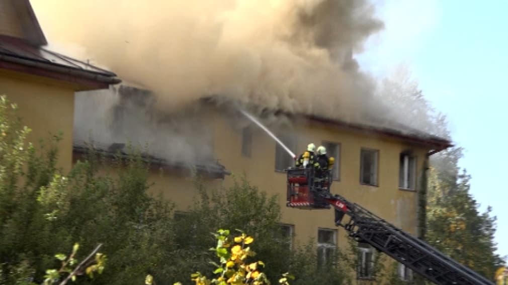 Beomlott a lángoló épület teteje, a tűzoltók az utolsó pillanatban menekültek meg