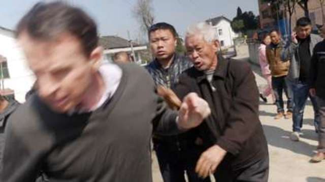 Megtámadták Kínában a BBC forgatócsoportját