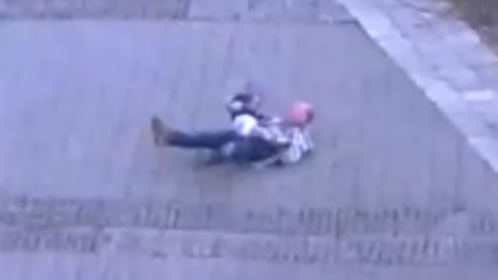 Hullarészeg férfi próbálta vinni az unokáját, többször elesett vele (VIDEÓ)